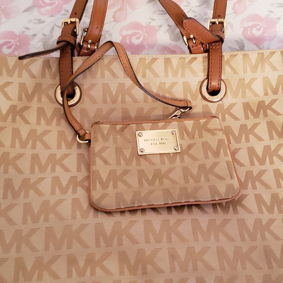 Michael Kors*SOLD* - Picture 8 of 9